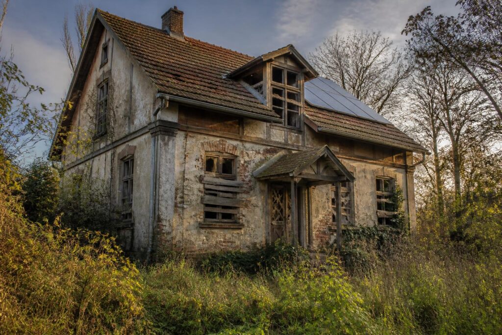 découvrez nos conseils pour dénicher une maison abandonnée à vendre, trouver la perle rare et éviter les pièges courants lors de cet investissement immobilier atypique.