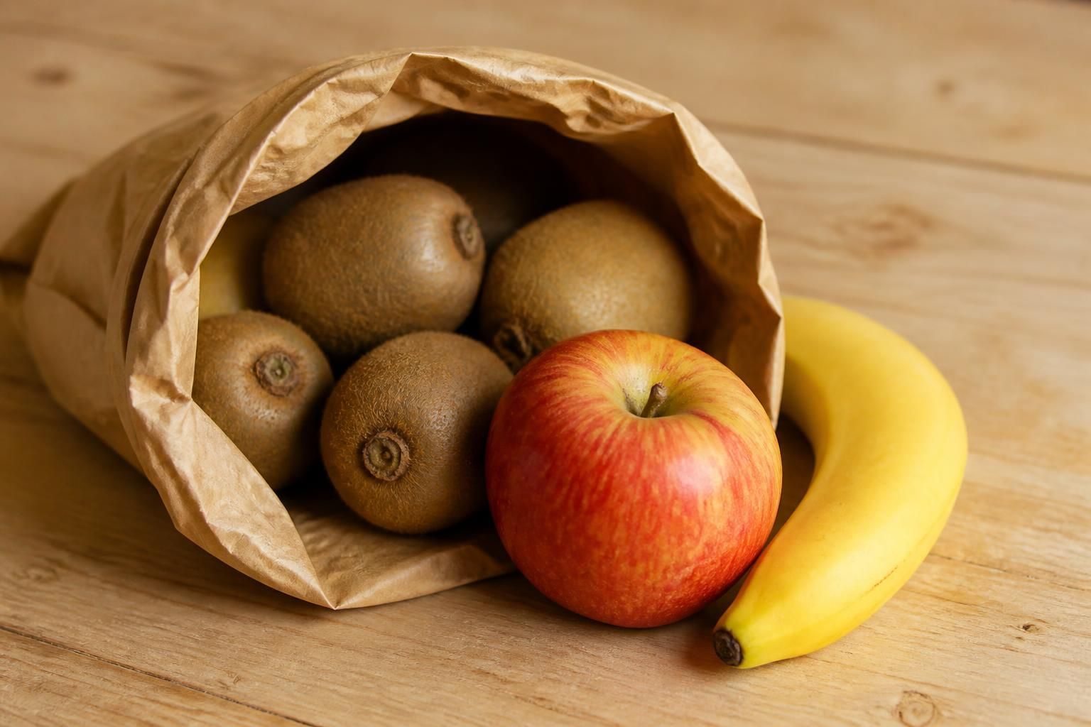 Comment faire mûrir vos kiwis rapidement et naturellement ? 2 découvrez des méthodes simples et naturelles pour faire mûrir vos kiwis rapidement, afin de profiter pleinement de leur saveur et de leurs bienfaits.