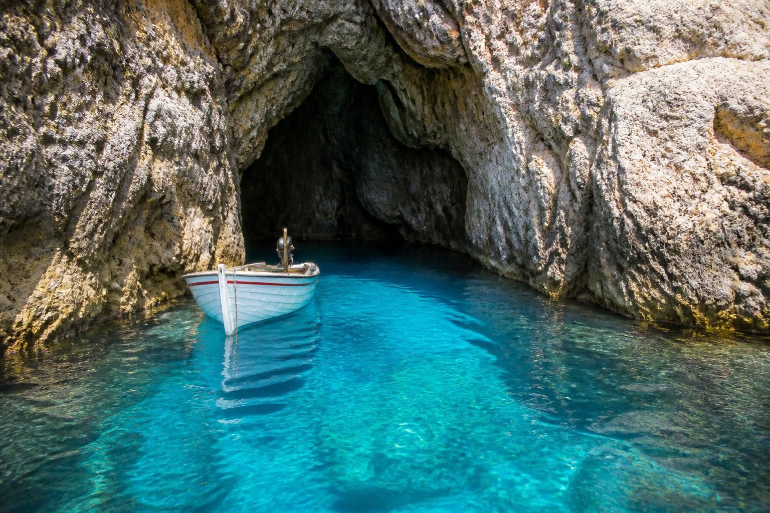 La grotte bleue de Croatie : comment s'y rendre 2 découvrez comment accéder à la célèbre grotte bleue de croatie, ses meilleures périodes de visite et des conseils pratiques pour vivre une expérience inoubliable.