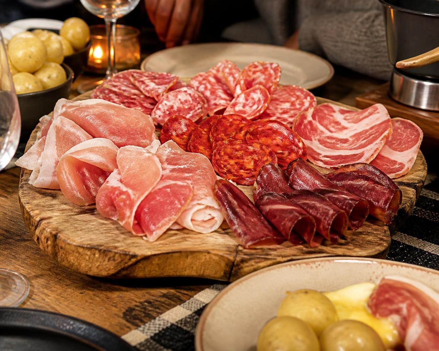 découvrez comment composer un plat de charcuterie parfait pour accompagner votre raclette et régaler vos invités avec des saveurs variées et délicieuses.
