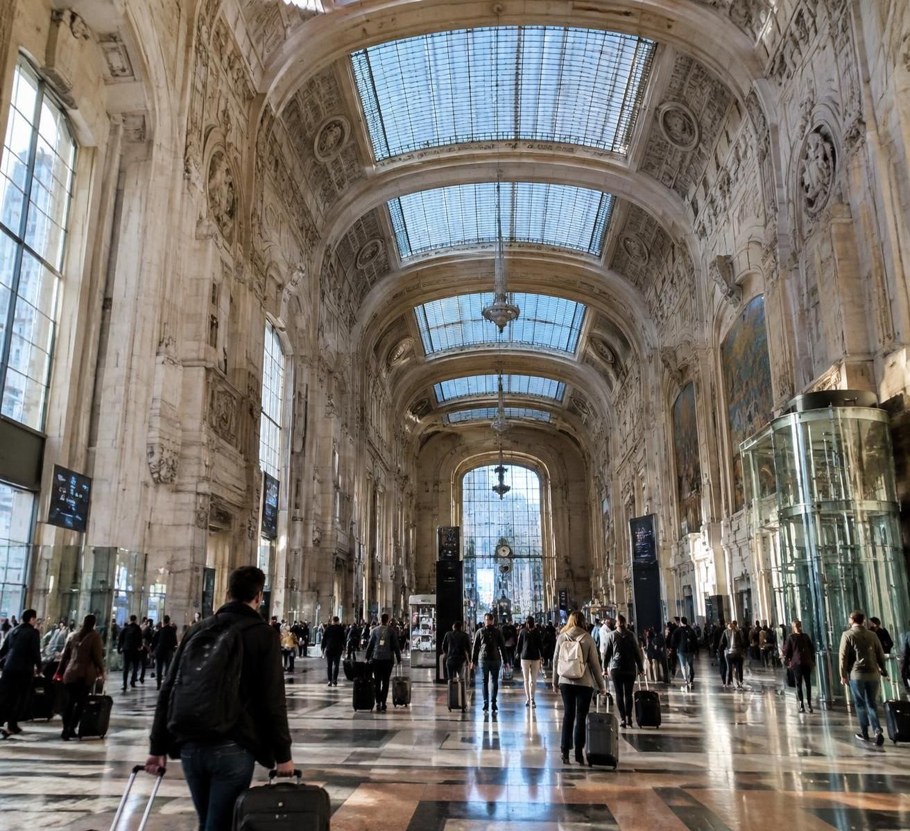 Les gares de Milan : laquelle choisir selon votre trajet ? 2 découvrez les principales gares de milan et choisissez celle qui convient le mieux à votre trajet, votre destination et vos correspondances.
